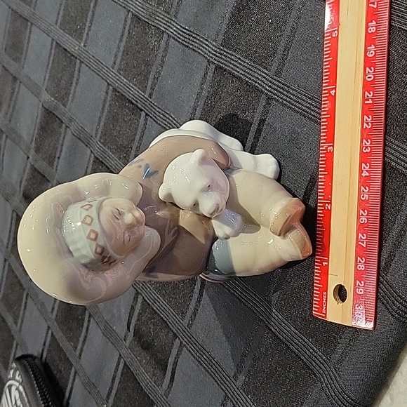 Lladro Eskimo child w Polar Bear - Picture 6 of 7